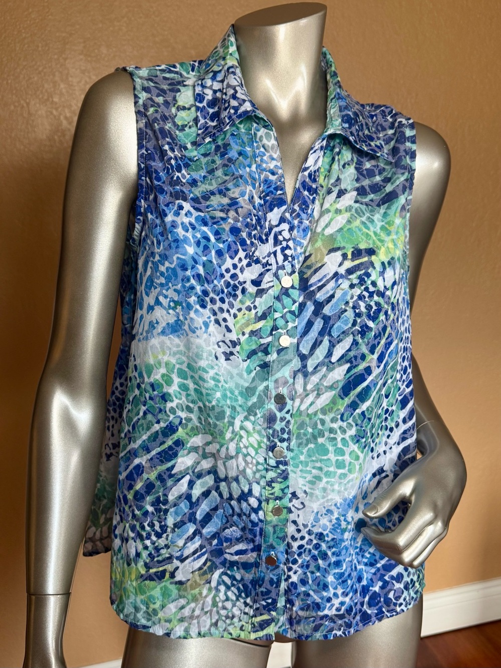 haggar PETITE Sleeveless Woman’s Collared Button Down Blouse
